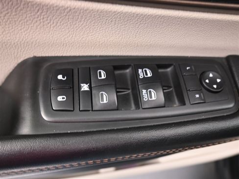 Used 2018 Chrysler Pacifica Touring-L image 15