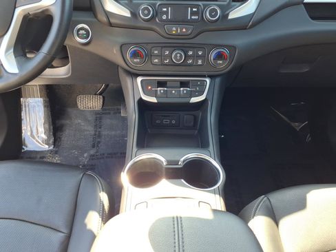 Used 2024 GMC Terrain SLT image 17