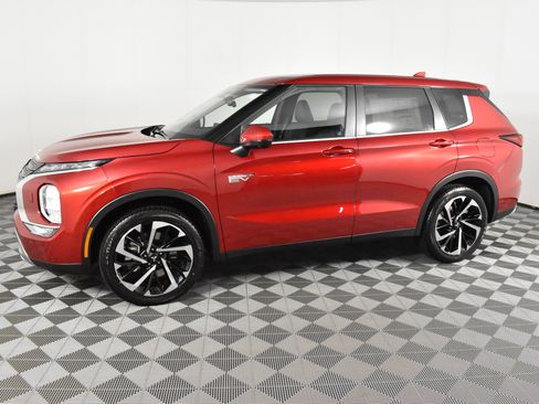 Used 2025 Mitsubishi Outlander SE image 9