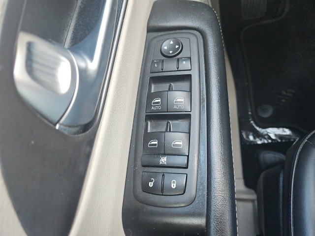 Used 2024 Chrysler Pacifica Touring-L FWD image 19
