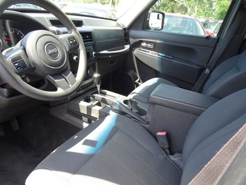 Used 2011 Jeep Liberty Sport image 28