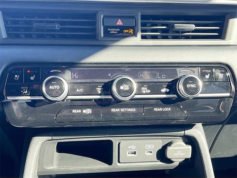 Used 2025 Honda Pilot Black Edition image 16