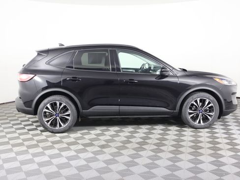 Used 2022 Ford Escape SE w/ SE Sport Appearance Package image 5