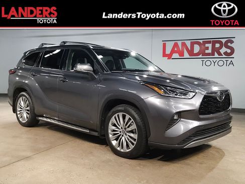 Used 2023 Toyota Highlander Platinum FWD image 1