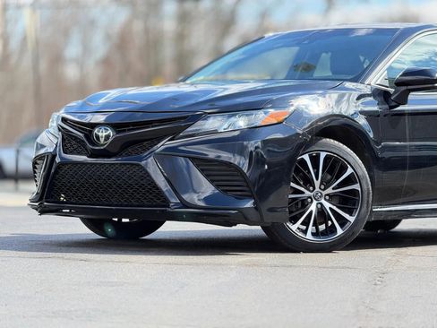Used 2018 Toyota Camry SE image 2