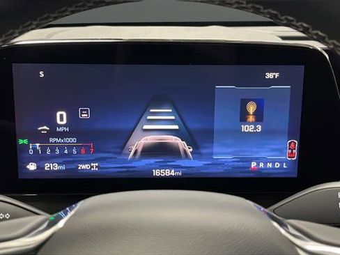 Used 2025 Chevrolet Traverse LT w/ Sun and Wheel Package image 17