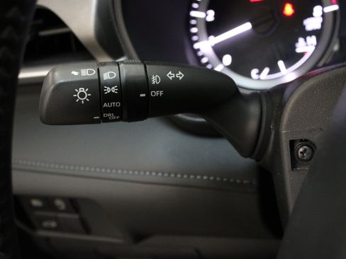 Used 2025 Toyota Highlander LE AWD/4WD image 24