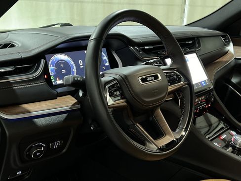 Used 2022 Jeep Grand Cherokee Summit AWD/4WD image 21