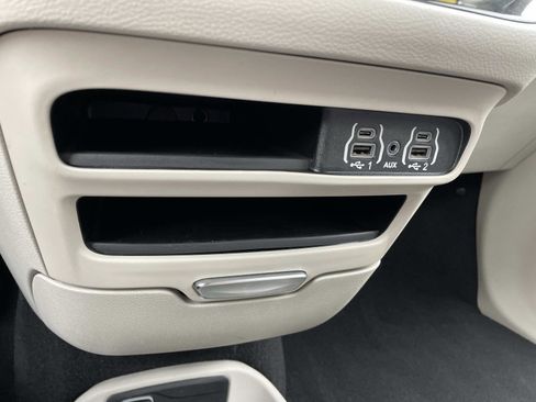 Used 2023 Chrysler Pacifica Touring-L image 22