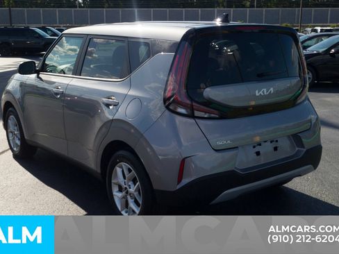 Used 2025 Kia Soul LX w/ LX Technology Package FWD image 9