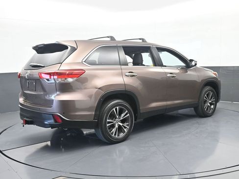 Used 2019 Toyota Highlander LE FWD image 6
