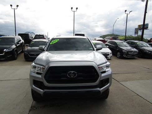 Used 2022 Toyota Tacoma SR AWD/4WD image 7
