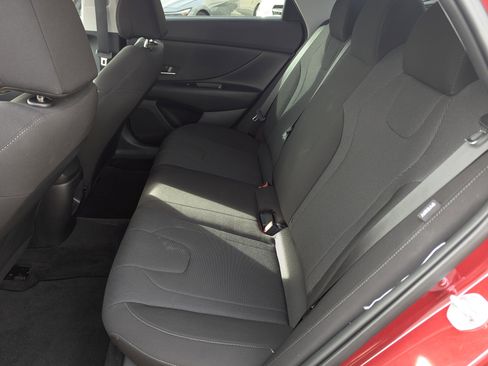 Certified 2025 Hyundai Elantra SE image 8