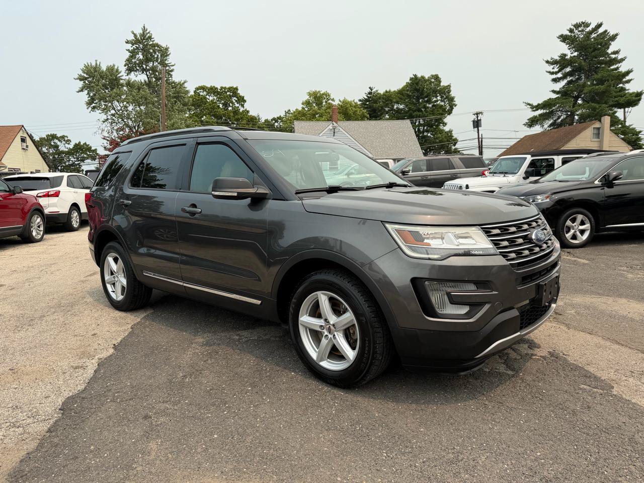 Used 2017 Ford Explorer XLT w/ Equipment Group 202A AWD/4WD image 3