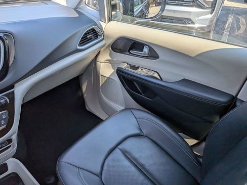 Used 2024 Chrysler Pacifica Touring-L FWD image 19