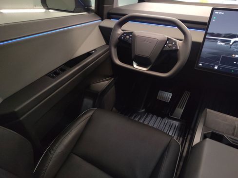 Used 2024 Tesla Cybertruck AWD Crew Cab image 4