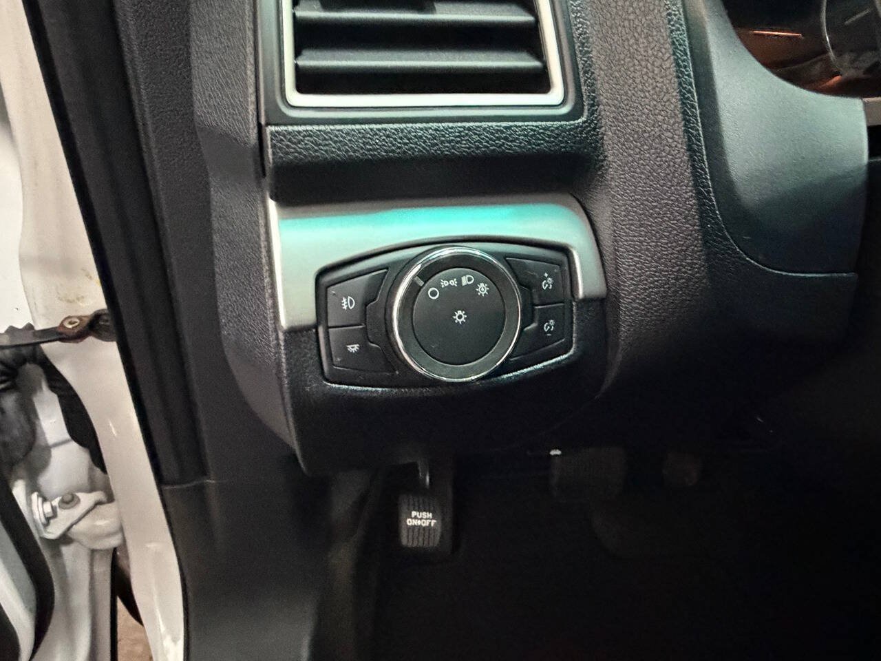 Used 2016 Ford Explorer XLT w/ Equipment Group 202A AWD/4WD image 17