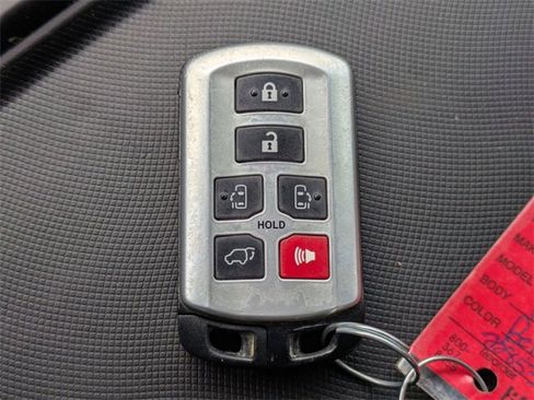 Used 2016 Toyota Sienna XLE image 34