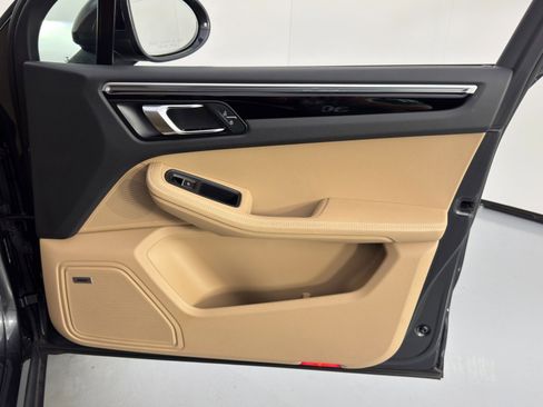 Used 2021 Porsche Macan image 42