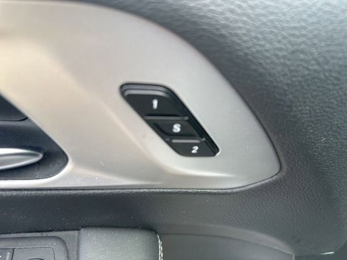 Used 2025 Chrysler Pacifica Limited FWD image 9