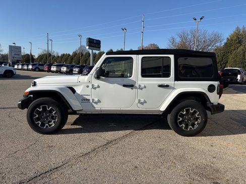 Used 2024 Jeep Wrangler Sahara w/ Technology Group image 4