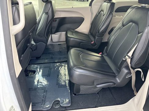Used 2024 Chrysler Pacifica Touring-L FWD image 17