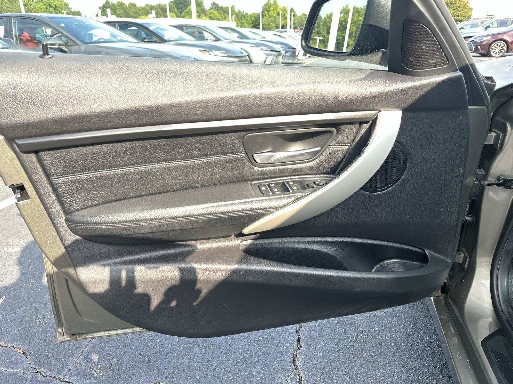 Used 2017 BMW 320i Sedan RWD image 25