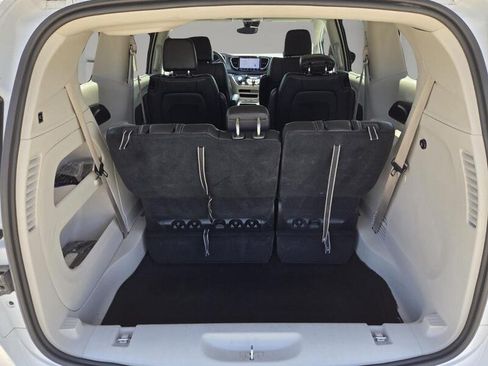 Certified 2024 Chrysler Pacifica Touring-L FWD image 16