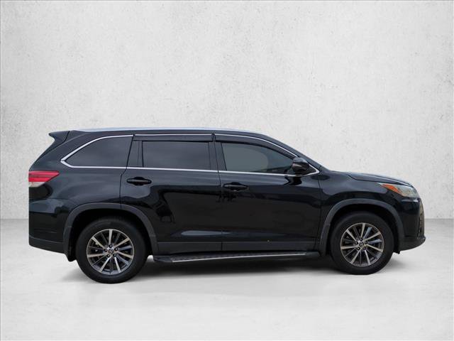 Used 2019 Toyota Highlander XLE AWD/4WD image 4