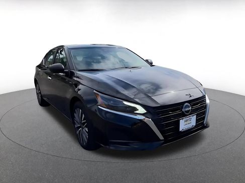 Used 2025 Nissan Altima 2.5 SV FWD image 3