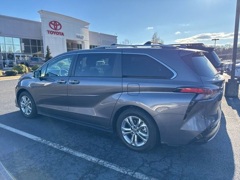 Used 2023 Toyota Sienna Platinum image 3