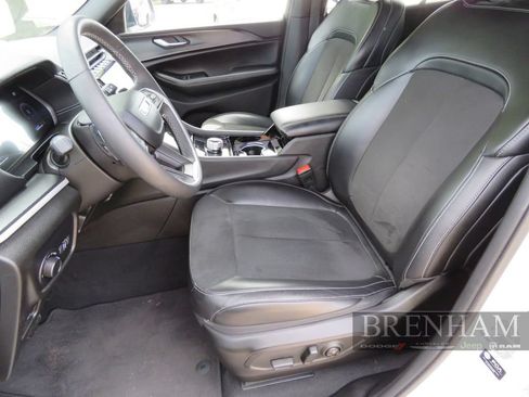 Used 2023 Jeep Grand Cherokee Altitude RWD image 14