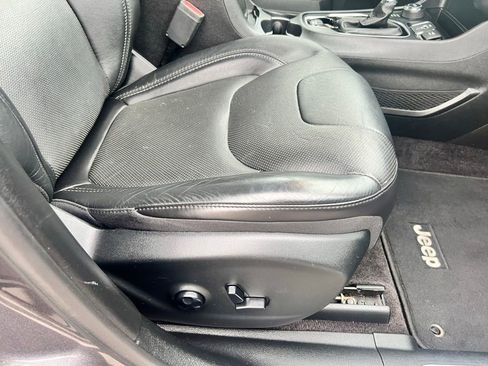 Used 2019 Jeep Cherokee Limited image 33