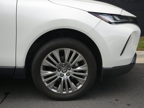 Used 2022 Toyota Venza XLE AWD/4WD image 39