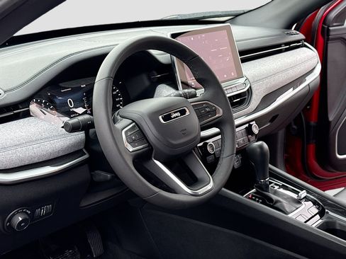 Used 2024 Jeep Compass Latitude image 4