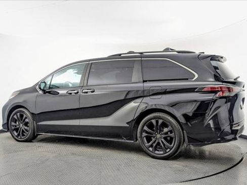 Used 2022 Toyota Sienna XSE w/ XSE Plus Package image 4