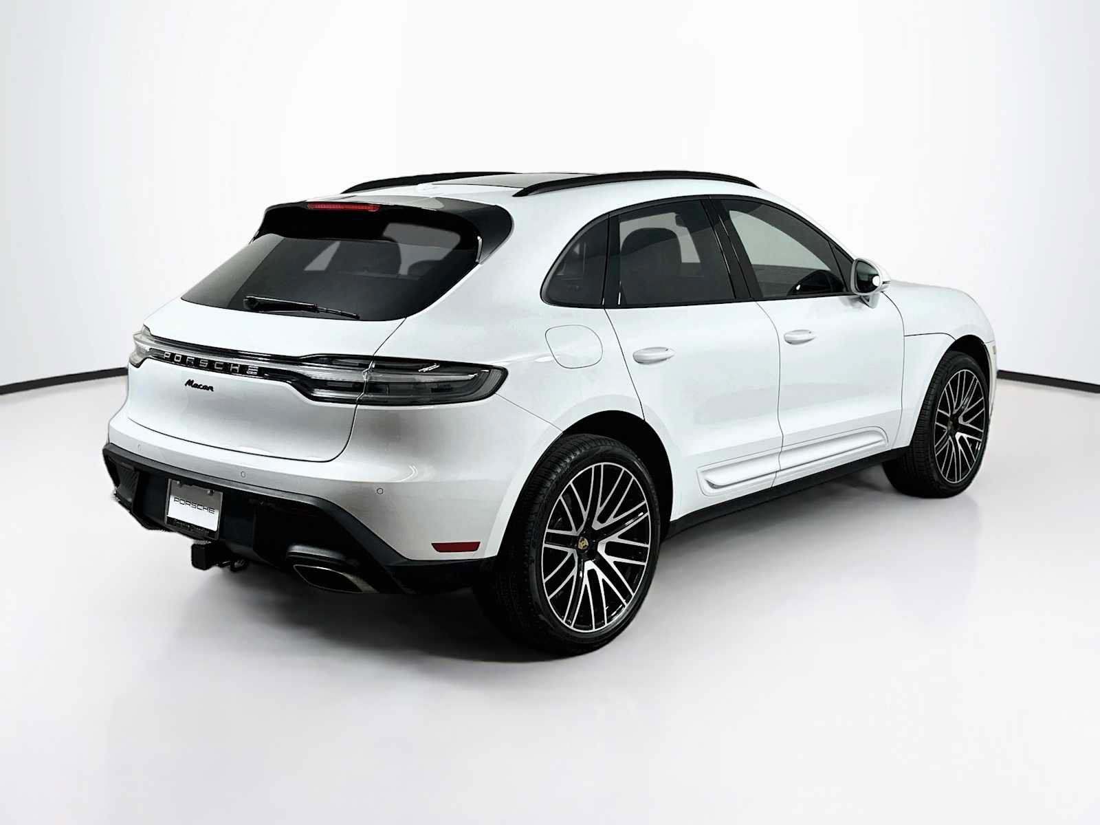Certified 2026 Porsche Macan AWD/4WD image 9