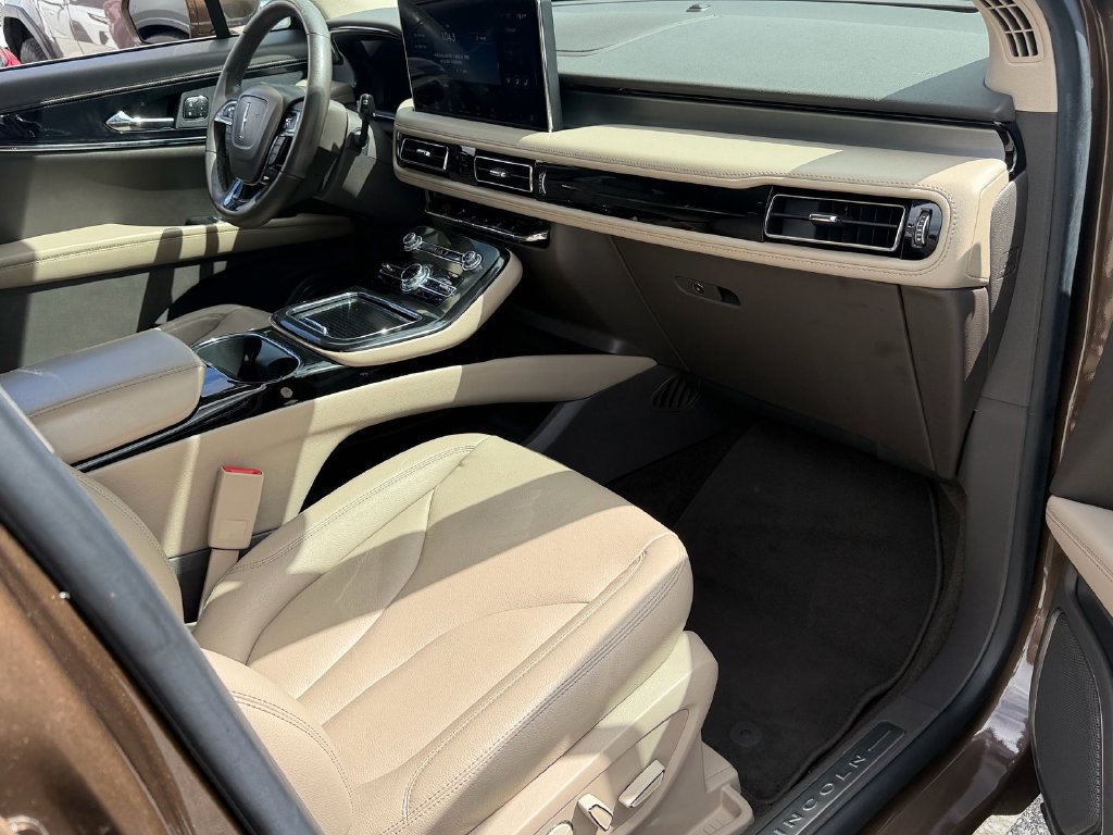 Used 2022 Lincoln Nautilus FWD w/ Premium Package image 15