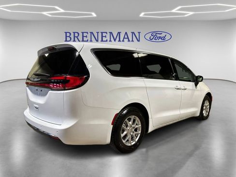 Used 2024 Chrysler Pacifica Touring-L image 5