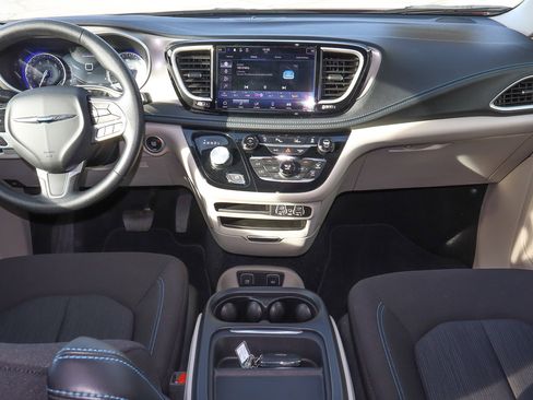 Used 2021 Chrysler Pacifica Touring image 11