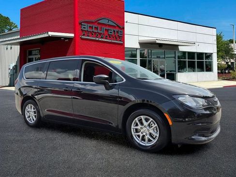 Used 2022 Chrysler Voyager LX FWD image 7