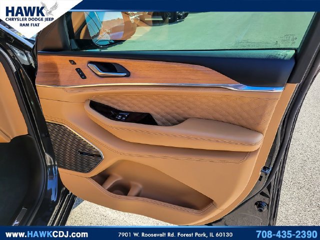 Used 2023 Jeep Grand Cherokee L Summit AWD/4WD image 31