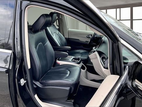 Used 2022 Chrysler Pacifica Touring-L FWD image 8