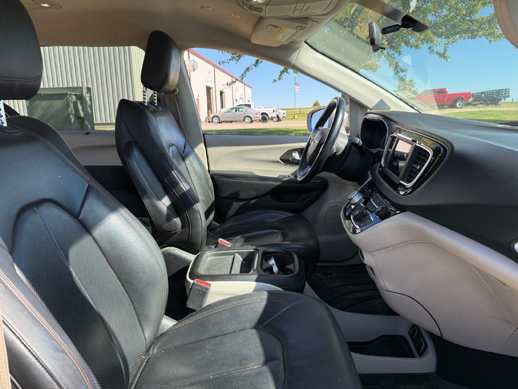 Used 2018 Chrysler Pacifica Touring-L FWD image 38