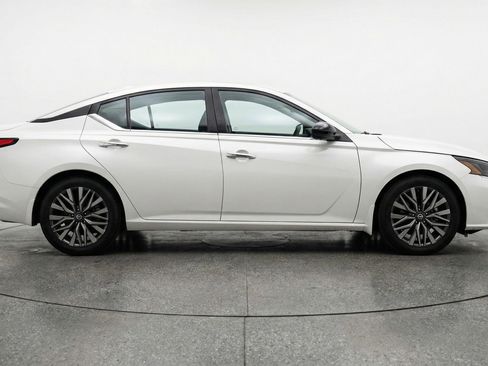 Used 2025 Nissan Altima 2.5 SV image 11