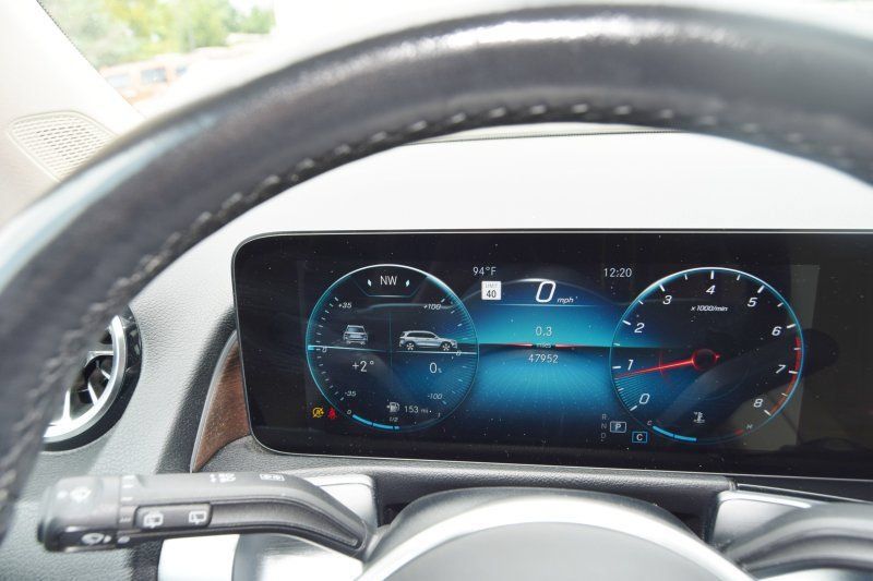 Used 2022 Mercedes-Benz GLB 250 4MATIC w/ Premium Package Lite image 31