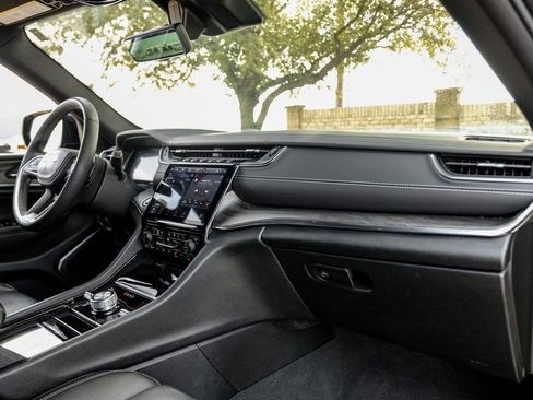 Used 2023 Jeep Grand Cherokee Overland w/ Luxury Tech Group IV image 24