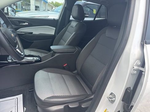 Used 2025 Chevrolet Trax LT w/ LT Convenience Package image 4