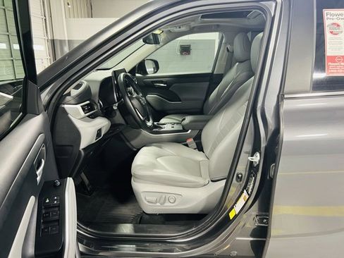 Used 2023 Toyota Highlander XLE image 25