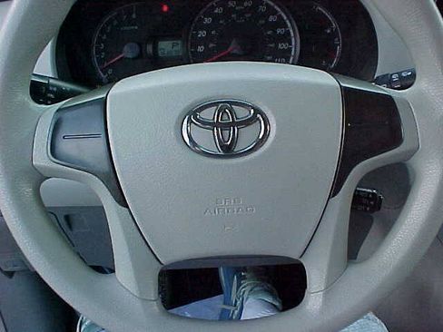 Used 2011 Toyota Sienna w/ Towing Pkg FWD image 29
